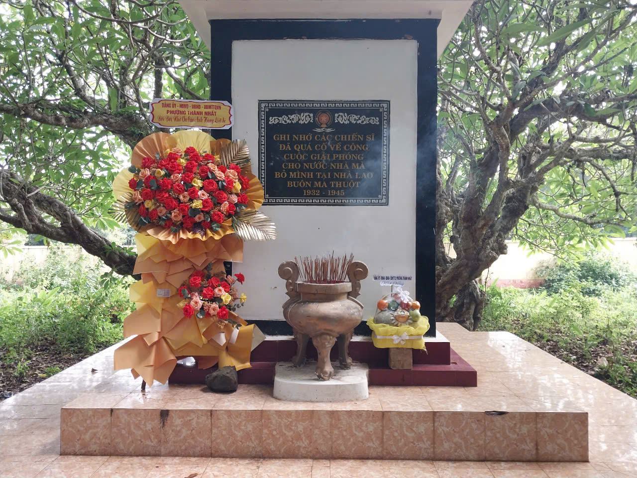 Lãnh đạo phường Thành Nhất tỉnh Đắk Lắk viếng Bia Tưởng niệm Liệt sĩ yêu nước nhân dịp kỷ niệm 78 năm ngày Thương binh - Liệt sĩ (27/7/1947- 27/7/2025)